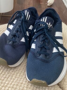 Women’s Adidas Navy shoes, tennis 7.5